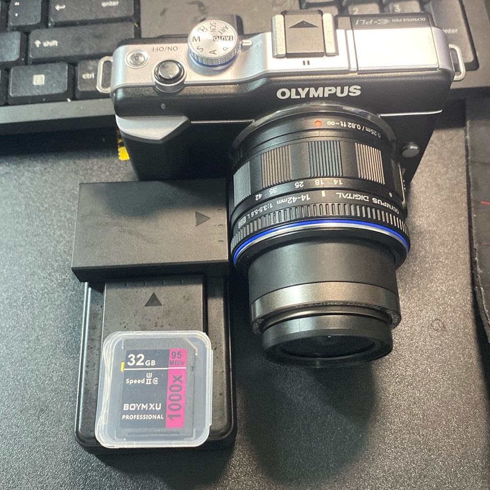 olympus  e-pl1 camera camera batteries and battery station and 32 a card